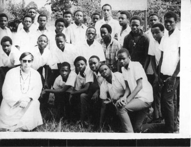140336 Groepsfoto van pater Cor de Visser met seminaristen van het klein seminarie te Hoima in Oeganda