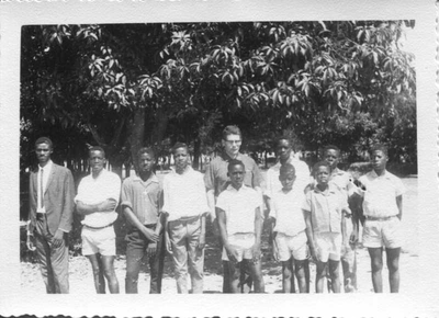 140338 Pater Pieter Wels met seminaristen van het seminarie te Brito in Mozambique
