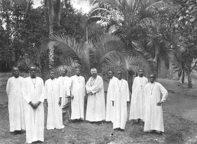 140341 Pater Jan Wijgergangs met klein-seminaristen van het klein seminarie te Rubya in Tanzania