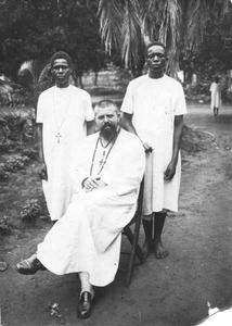 140342 Pater Jan Wijgergangs met twee klein-seminaristen te Rubya in Tanzania