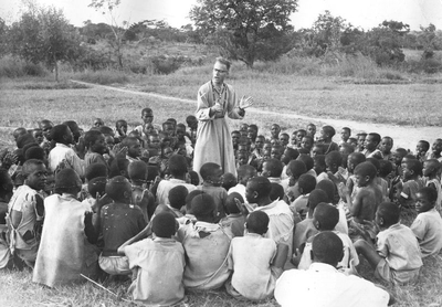 140362 Pater Piet van der Linden spreekt jongens toe van de Kasmgala School te Mulanga (in Zambia?)