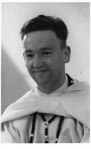 140364 Portretfoto van broeder René van der Mast na zijn professie Nederland