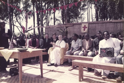 140369 Pater Wim Matthijssen tijdens een feestelijke bijeenlomst in Afrika