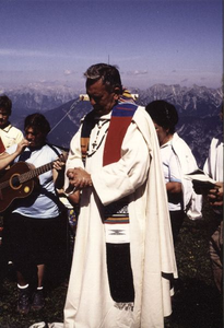 140376 Pater Anton Mettrop tijdens een openluchtmis in de Oostenrijkse Alpen