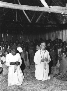 140381 Pater Leo Michielsen gaat voor in een gebedsviering in een eenvoudige missiekerk in Afrika