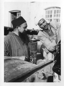 140385 Broeder Josuë (Hendrik Nabuurs) bij een reparatie van een voertuig in de missie te Congo