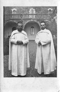 140393 Broeder Servatius (Martien Nabuurs) samen met zijn broer Josuë Nabuurs in een [onbekende] kloostertuin