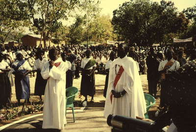 140395 Twee Afrikanen worden tot Witte Pater ingezegend door onder meer pater Nuyens te Malawi