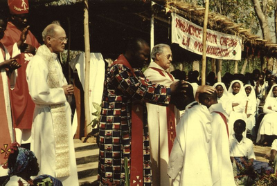 140396 Twee Afrikanen bij hun wijding tot Witte Pater door onder meer pater Nuyens in Malawi