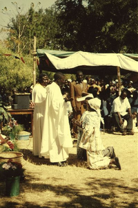 140397 Twee Afrikaanse Witte Paters voltrekken het huwelijk van een Afrikaans stel in Malawi
