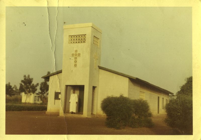140402 Pater Riny van Oord voor de ingang van zijn parochiekerk te Salaga in Ghana