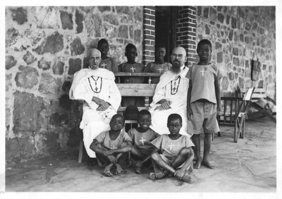 140409 Pater Gerard Oostendorp en zijn heeroom P. Drost (l) met Afrikaanse acolieten te Kakinko in Tanzania