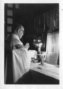 140410 Pater Gerard Oostendorp gaat voor in een eucharistie-viering in Brabant