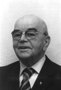 140411 Portretfoto van pater Gerard Oostendorp tijdens zijn pensionering in Nederland
