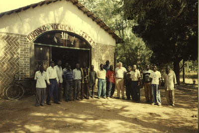 140414 Pater Henk van de Paverd met leden van het Kakondo Vocational Centre in de regio Kigoma in Tanzania