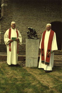 140415 Pater Henk van de Paverd (r) met een confrater staande bij het monument voor Mgr. Oomen in Breda