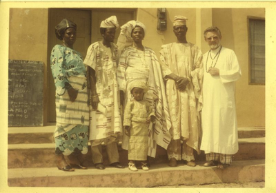 140419 Pater Gerard van der Peet met catecheten bij het klein seminarie van Ouagadougou in Burkina Faso