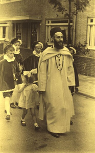 140420 Pater Piet van Pelt met enkele kinderen tijdens carnaval