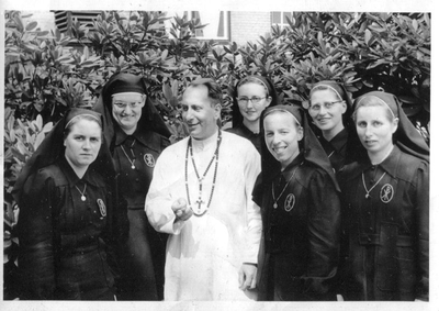 140422 Pater Piet van Pelt neemt afscheid van zusters bij zijn vertrek naar de missie in Tanzania