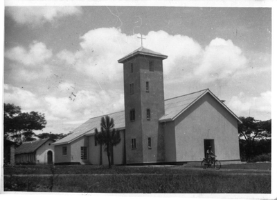 140428 Het exterieur van de gerenoveerde parochiekerk te Serenje in Zambia