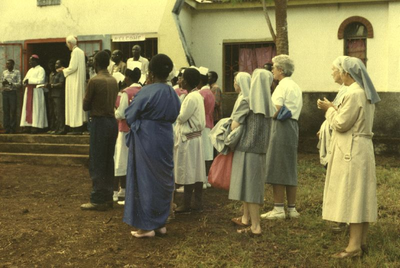 140437 Pater Hans Peters verwelkomt de nieuwe Afrikaanse bisschop voor het parochiehuis te Mabamba in Uganda