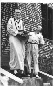 140438 De jonge pater Hans Peters met een Zuid-Afrikaanse missievriend, mr. Sparrow, voor zijn huis te Kasulu in Tanzania