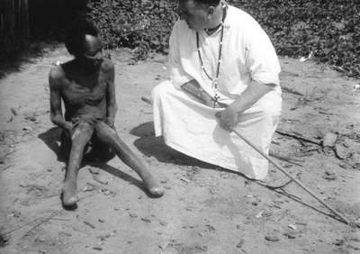 140439 Pater Jan van der Pol in gesprek met een melaatse man in zijn missie-district in Malawi