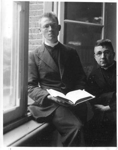 140443 Pater Guus Raaymakers met zijn studiegenoot Jan Peijnenborg op het seminarie