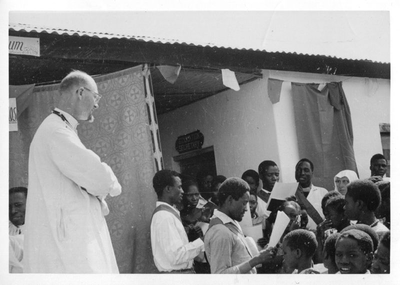 140446 Pater Guus Raaymakers bij zijn priesterfeest in de missieschool in Tanzania