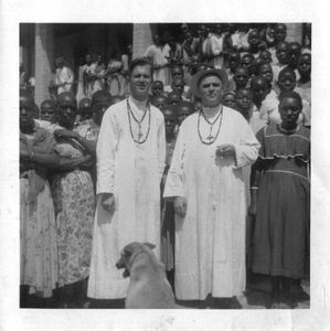 140447 Pater Joop Raaymans met pater overste op diens feestdag met de leden van L. v. Maria in Uganda