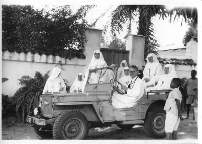 140449 Pater Frans Roeloffzen per jeep op bezoek bij de Witte Zusters te Ujiji in Tanzania