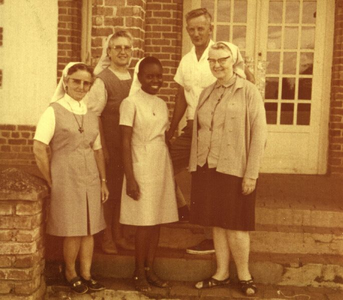 140457 Broerder Eduard van Rijckevorsel van Kessel met groepje zusters in de missie in Congo