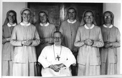 140461 Groepsfoto van mgr. Jan van Sambeek samen met de zustercommuniteit ter gelegenheid van de gelofte van twee ...