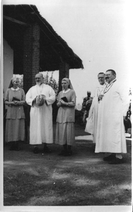 140462 Mgr. Jan van Sambeek na de gelofte-aflegging van twee zusters in het vicariaat van Tanganyika (tegenwoordig: Tanzania)