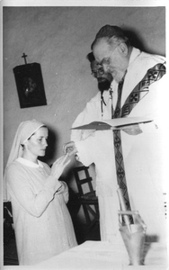 140463 Mgr. Jan van Sambeek neemt de gelofte van een zuster af in het vicariaat van Tanganyika (tegenwoordig: Tanzania)