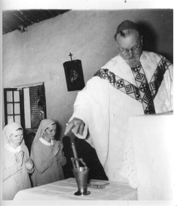 140464 Mgr. Jan van Sambeek gaat voor tijdens de gelofte-aflegging van twee zusters in het vicariaat van Tanganyika ...