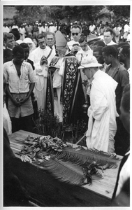 140465 Mgr. Jan van Sambeek leidt de begrafenis van een geestelijke op het kerkhof te Rumbya in het vicariaat Bukoba in ...