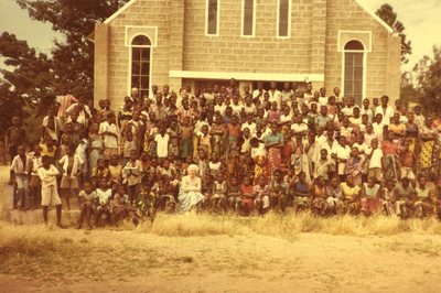 140470 Pater Lambert van de Schans met de leden van de parochie voor de kerk te Kahangala van bisdom Mwanza in Tanzania