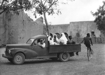 140475 Broeder Gregorius (Jan Scholten) brengt Afrikaanse zusters per vrachtauto-laadbak naar een retraite in Burkina Faso