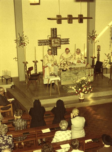 140480 Pater Kees van Schijndel celebreert (r) met een bisschop de mis in de kapel van bejaardenhuis Beekdal te Heelsum (l)