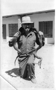 140486 Pater Bart Sleutjes met een slang om zijn nek in de missie van Tanzania