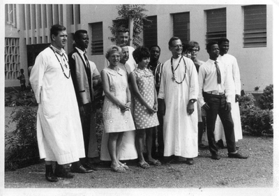 140495 Pater Gerard Smulders met de staf van de Xavier School of Medicine in bisdom Wa te Ghana