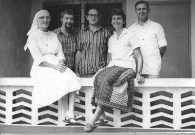 140496 Pater Gerard Smulder met de medewerkers van het Pastoraal Centrum in het bisdom Wa te Ghana