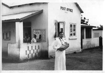 140500 Pater Gerard Smulders haalt een pakket af op het postkantoor in zijn missiepost te Ghana