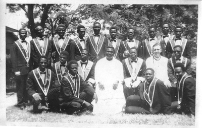 140502 Groepsfoto van Pater Gerard Smulders met the Noble Knights of Marshall in bisdom Wa te Ghana