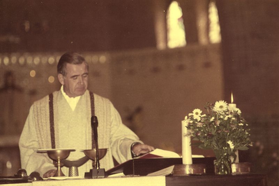 140503 Pater Gerard Smulders bereidt de communie voor tijdens een kerkdienst in Nederland
