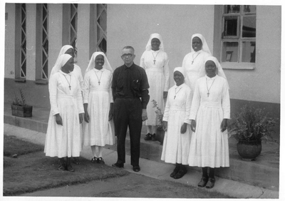 140507 Groepsfoto van pater Koos Sol met Afrikaanse zusters van een onbekende congregatie