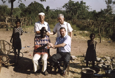140511 Pater Jan Somers met de voorzitter van de parochieraad in zijn missiepost Sengerem in Tanzania
