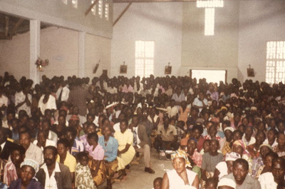 140513 Pater Jan Sommers zegent de nieuwe kerk in de missiepost in het Magu-district in de Mwanza-regio in Tanzania