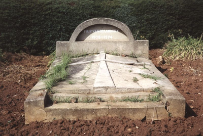 140516 Het graf van pater Piet van Spaandonk te Mwarara in Uganda